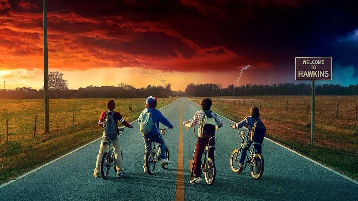 Groupe d’adolescents à vélo au crépuscule, ambiance années 80
