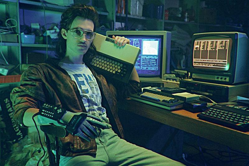 Hacker années 80 entouré d'ordinateurs rétro dans une ambiance néon